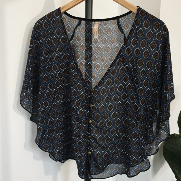 Boho Chic Flutter Sleeve Top Size Small - Picture 2 of 5